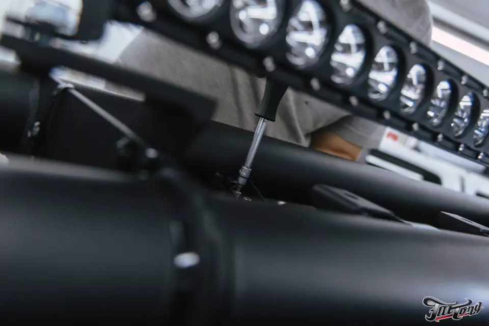 Установили пневмосигнал Тифон Т-37 и дополнительное освещение на Ford Raptor R